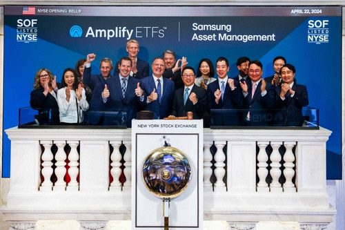 서봉균(앞줄 오른쪽 네번째) 삼성자산운용 대표이사와 크리스티안 마군(오른쪽 다섯번째) 앰플리파이 대표 등이 22일(현지시간) 미국 뉴욕거래소에서 열린 '오프닝 벨' 행사에 참석해 기념사진을 찍고 있다. [삼성자산운용 제공]